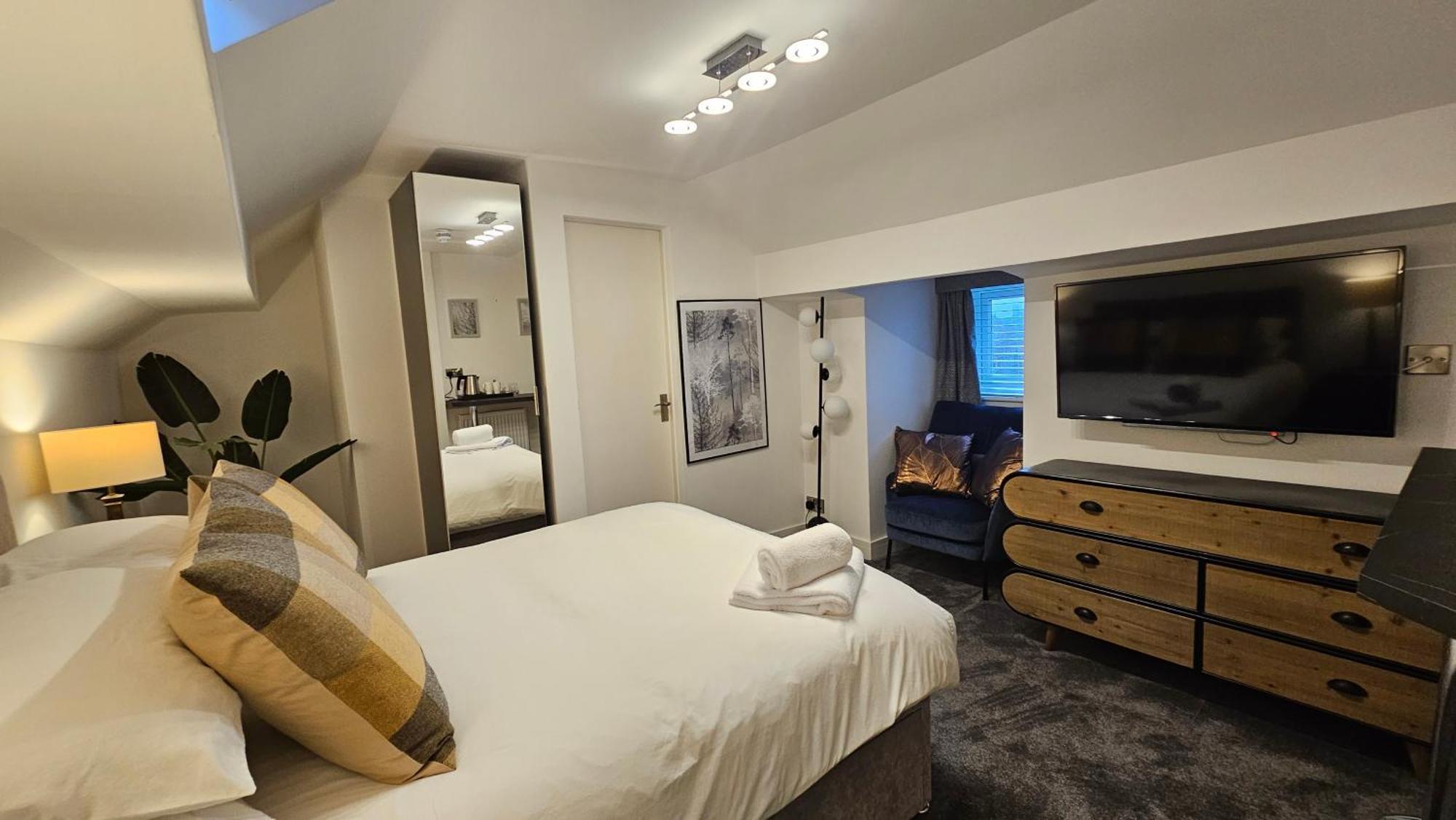 Abbey Hotel *